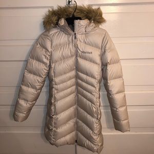 Oyster white women’s Marmot parka (size M)